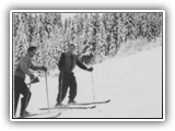 Skigruppe bei der Abfahrt