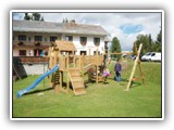 Kinderspielplatz vor dem Haus